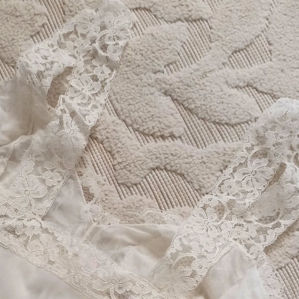 GORGEOUS, UNWORN VINTAGE BRIDAL "MUNSINGWEAR" LACE SLIP! SZ 32. - Picture 14 of 16